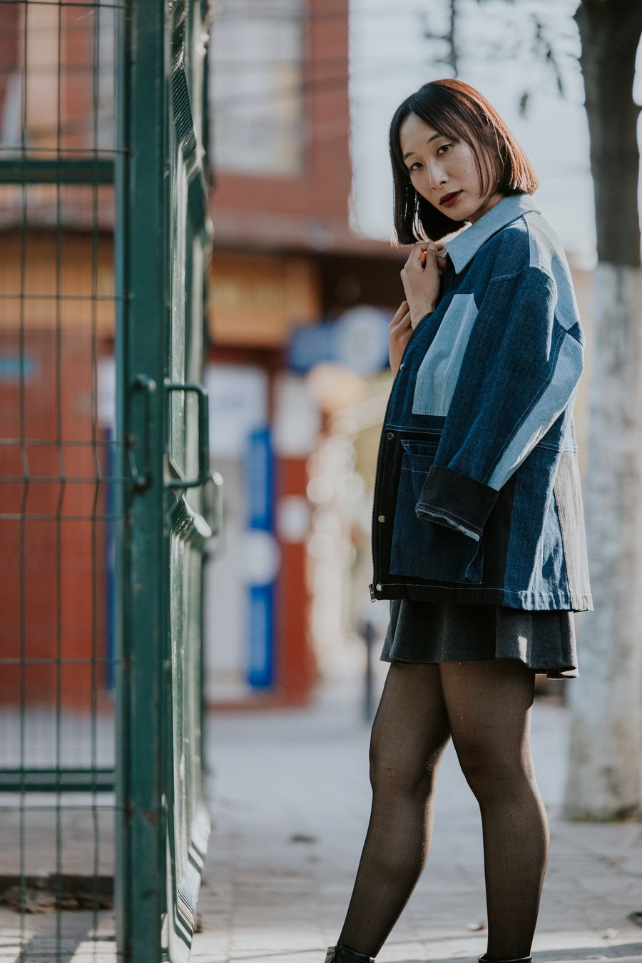 Adulto vestindo camisa, roupa no corpo